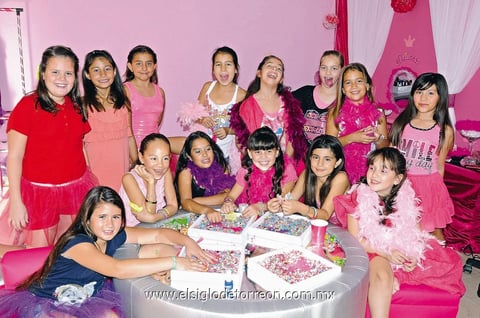 Fiesta de cumple. Mary Jose Ramírez Martínez en compañía de las invitadas a su fiesta spa.