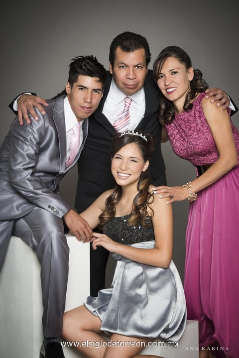 Srta. Karen Janeth  Valdivia Gaona celebró sus XV años de vida con una misa de acción de gracias en la Iglesia Sagrado Corazón y Espíritu Santo del Fracc. Viñedos, el día 10 de agosto de 2013. Sus padres son los señores C.P.T. José Alejandro Valdivia Berlanga y Sra. María del Socorro Gaona Cervantes; su hermano, José Alejandro Valdivia Gaona.