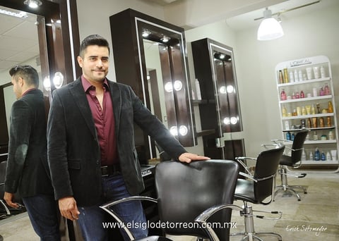 Francisco Cerrillo Salazar en las confortables instalaciones de su nueva estética, que lleva por nombre Salón Francisco.