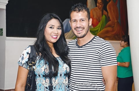 En el teatro.  Malu y Abraham.