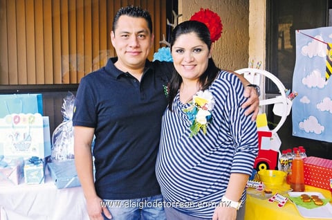 Futuros Papás.  Carla Meraz se encuentra en espera de un lindo niño. La acompaña su esposo.