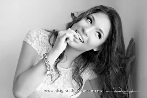 Srita. Nidia Amira  Robles Nazer el día que celebró sus XV años de vida. - Laura Grageda Fotografía