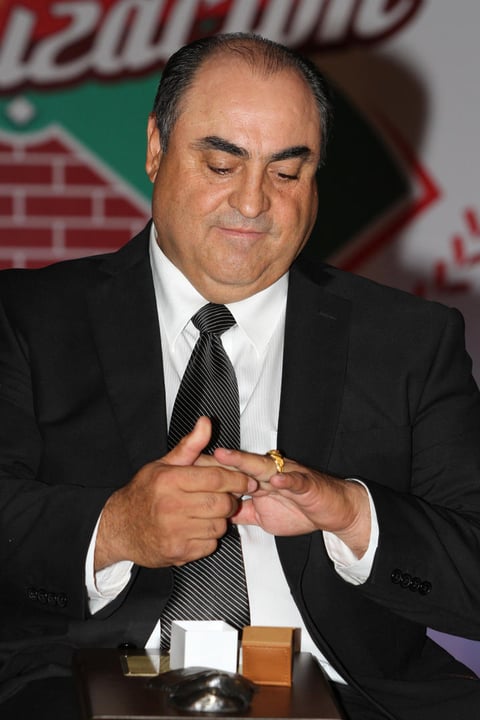 Cornelio García se prueba su anillo.