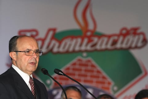 Plinio Escalante, el presidente de la Liga Mexicana de Beisbol da la bienvenida a los nuevos inmortales.
