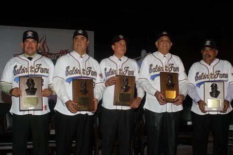 Estos son los nuevos inmortales del beisbol mexicano. Jesús "Chito" Ríos, Cornelio García, Juan Suby hijo y Alfredo Mariscal, junto al ampayer Jesús Monter.