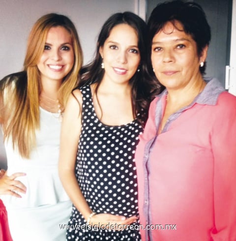En un bautizo.  Ana Lucía, Valeria y Alejandra.
