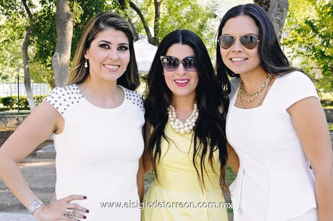 Apertura de restaurante.  Marine, Charlene y Daniela.