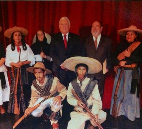 DR. JESÚS GERARDO  Sotomayor Garza acompañado por personajes de la revolución.