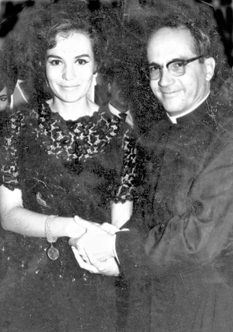OLIVIA  de la Fuente felicitando al Rev. Padre Ricardo Rizo en el año 1966.