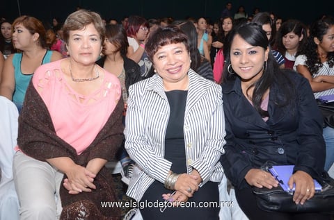En congreso de Psicologia.  Elizabeth, Tere y Laura.