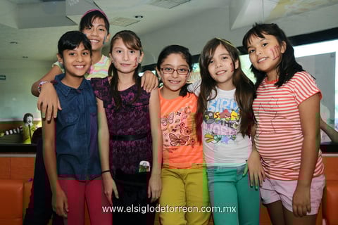 Cumpleaños.  Ana Karen acompañada de sus amigas.