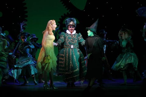 El segundo acto también destaca cuando "Fiyero" (Jorge Lau) y "Elphaba" se manifiestan su amor y hacen suspirar a través de "Mientras viva en ti", o cuando "Elphaba" y "Glinda" sellan su amistad en "Por ti".