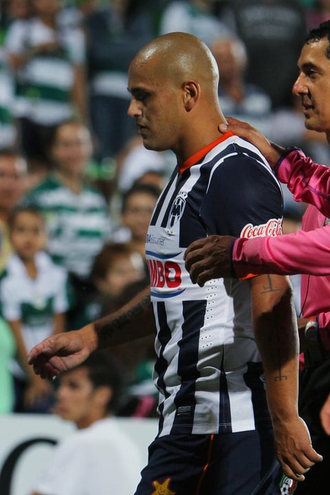 El encuentro dio un giro para los Rayados cuando 'el Profe' Cruz mandó al campo a Humberto 'Chupete' Suazo. Más tarde el chileno anotaría dos goles, uno de tiro libre.