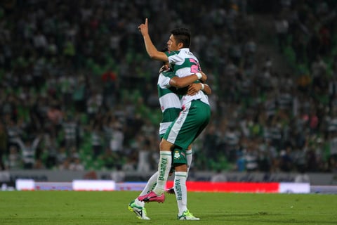 El primero del encuentro vino por conducto del ídolo lagunero, Oribe Peralta, con un golazo desde fuera del área para el 1-0.