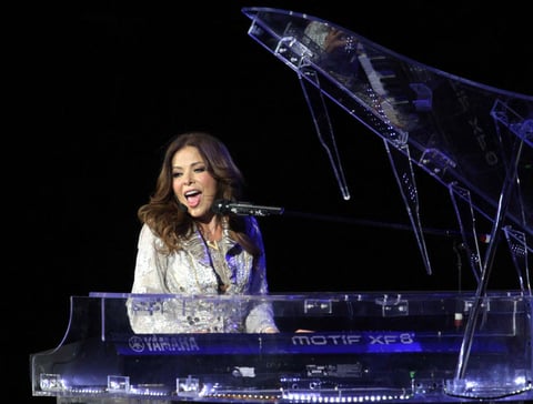 No soy un pájaro, Qué voy hacer sin él, Con los ojos cerrados, La papa y Como si fuera la primera vez, fueron cantadas por Gloria Trevi antes de un animado cierre.