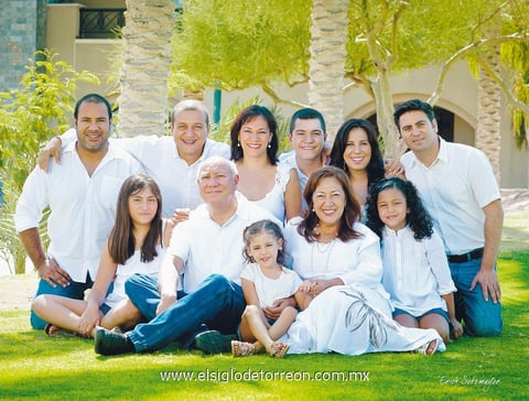 Reunión familiar de los señores Héctor y Juanis, acompañados de sus hijos: María Luisa, Héctor David y Diana; sus nietos: Iván Humberto, Luisa Fernanda, Paulina, y Valentina, y sus hijos políticos Virgilio e Iván.- Érick Sotomayor Fotografía