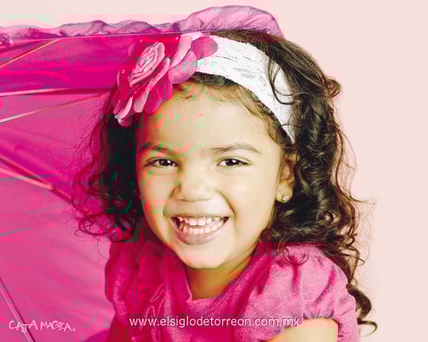 La festejada es hija de los señores Benjamín Reveles Pineda y Rocío Parrilla de Reveles.