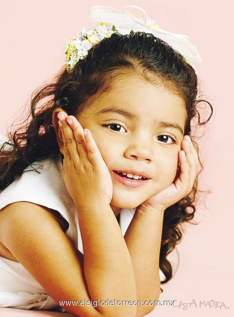 Marcelita Reveles Padilla cumplió 3 años de vida, captada en una fotografía de estudio.- Caja Mágica Fotografía