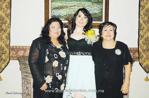 La festejada acompañada de familiares y amigas que acudieron a felicitarla por su próximo matrimonio con el Sr. Francisco Javier Sánchez.