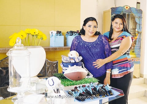 Juanis acompañada de su hermana Lizeth Abularach, organizadora del baby shower.
