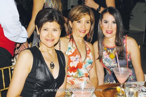 En despedida.  Adri, Rocío y Cecy.