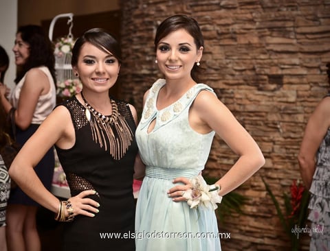 Nancy y su hermana Alejandra muy felices en la bonita fiesta prenupcial.