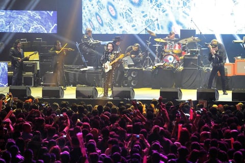 “Saludos a la banda que ha rockanroleado con El Tri durante 45 años; el rock and roll es un deporte, practíquenlo”, puntualizó Alex.