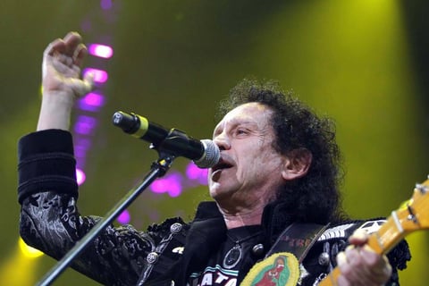 Las últimas piezas, de las 56 que hicieron sonar durante esta noche, fueron Las Piedras y Qué Viva El Rock _And Roll, esta última cantada luego de una salida en falso.