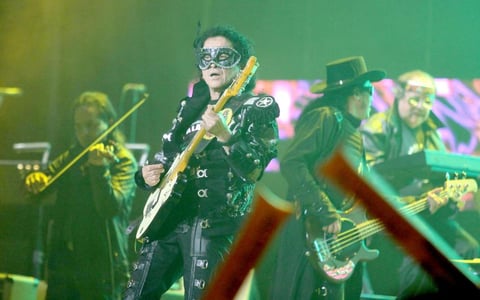 Sin inhibiciones y con ganas de reventarse hasta que el cuerpo aguantara, Lora descargó su energía con temas como ADO, Oye Cantinero, Todo Me Sale Mal y El Rey, entre otros, algunas con el mariachi Águila de Oro.