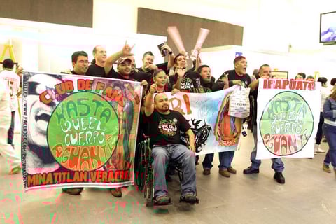 Fanáticos de El Tri se congregaron en la Arena Ciudad de México para celebrar los 45 años de la banda.