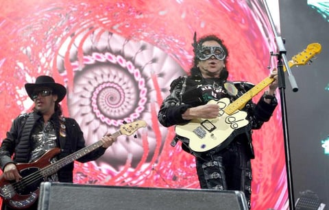 Con una energía inagotable, El Tri celebró en grande 45 años de su inicio, con un concierto que duró cinco horas, en la Arena Ciudad de México, donde recorrió las mejores rolas de su trayectoria.