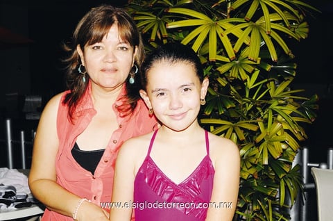 De fiesta.  Lorena Garza  el día de su cumpleaños número once; la acompaña Lorena Hernández.