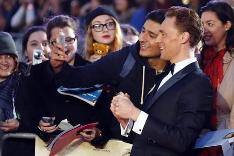 Tom Hiddleston repartió autógrafos y se tomó fotografías con sus fanáticos.