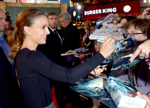 Natalie Portman se tomó tiempo para atender a sus seguidores británicos que la esperaban.