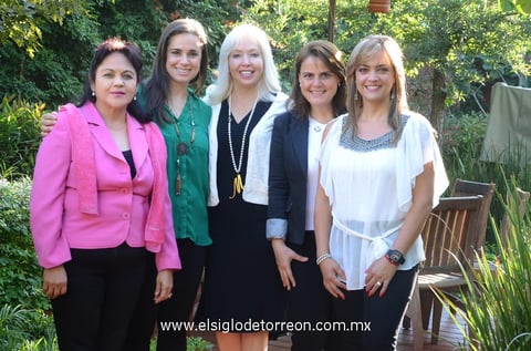 Lucía, Patricia, Marcela, Rocío y Betty, representantes de "Fundación en Movimiento".