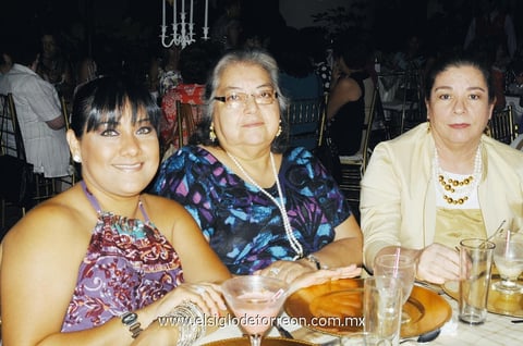 Posan para la foto.  Blanca Amezcua, Juanita y Maricarmen Cortez.