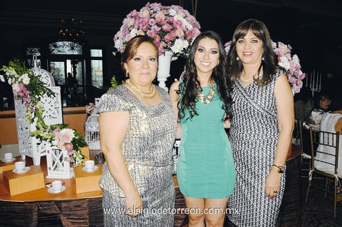 Celebran a Silvia Marcela.  Ana María Trasfí y Celia Sánchez con la festejada.