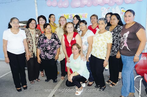 Ameno festejo prenatal.  Perla López en su recepción de canastilla.
