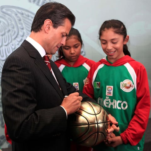EPN dijo que a “muchos mexicanos nos llenó de emoción ver a esta joven selección de niñas y de niños que representando a nuestro país y quizá con un estilo distinto, sin los tenis que normalmente llevan los deportistas en el caso del equipo Triqui, causaron sensación, expectación y, sin duda, enorme sorpresa al verles triunfar”.