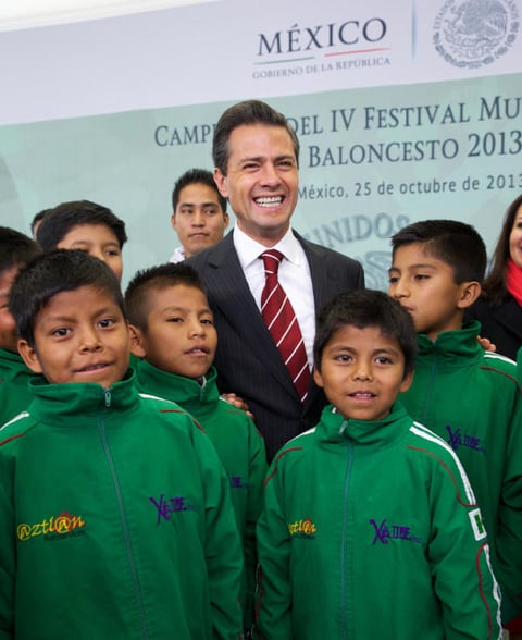 Notablemente contento Peña Nieto, aseguró que los niños contagian de ánimo a todo el país para ser un México de triunfadores. (Twitter/Presidencia México)