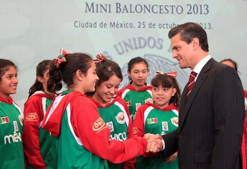 También el equipo de niñas Bayonetas de Puebla, campeonas del Festival Mundial de Minibaloncesto, fueron recibidas en Los Pinos.