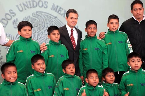 El presidente Enrique Peña Nieto recibió en la Residencia Oficial de Los Pinos a los integrantes del equipo de basquetbol infantil triqui, quienes fueron campeones del IV Festival Mundial de Mini Baloncesto 2013;