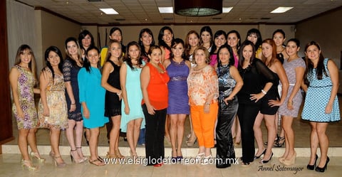 Mariana, acompañada de su mamá, Sra. María Estela Ochoa, y su futura suegra, Sra. Leticia Hernández, organizadora del evento.