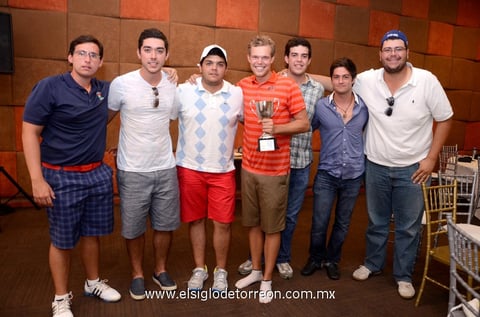 Felicitan al campeón.  Alberto, Daniel, Fer, Martín, José, Alberto y Beb.
