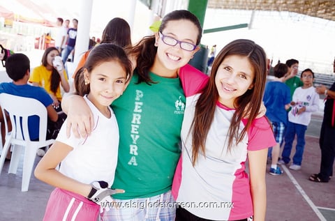 Evento estudiantil.  Nashle, Sofía y Paola.