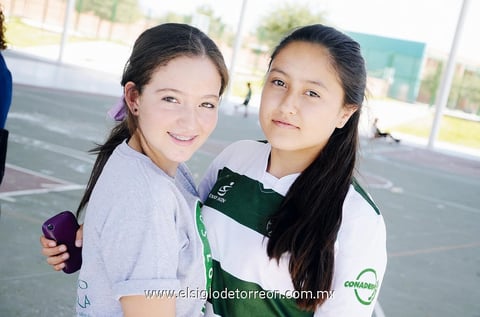En el cole. Mónica y Lorena.