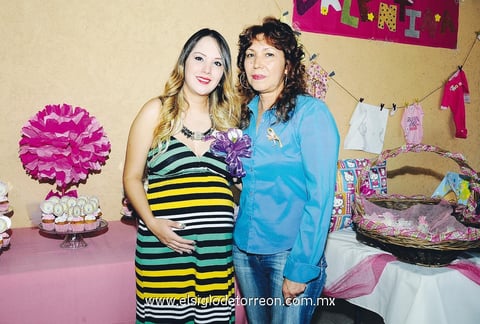 Fiesta de canastillo. Zayra Frías Espinoza con su mamá, Carmen Espinoza Aguirre.