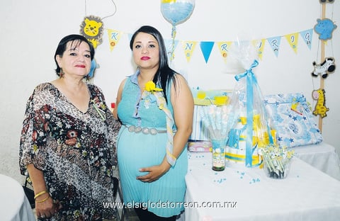 Será niño. Marcela Esquivel González el día de su prenatal. La acompaña Ninfa Enríquez Santos, anfitriona del evento.