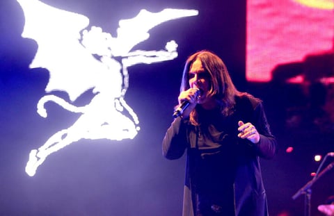 La energía metalera de Ozzy Osbourne, Tony Iommi y Geezer Butler, integrantes originales de Black Sabbath, inundó al Foro Sol en una noche oscura y vibrante en donde complacieron a sus seguidores con las más potentes rolas de su repertorio, incluidas las de su nueva producción "13".