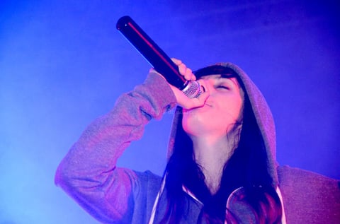Los ánimos no pararon, al contrario, se incrementaron con uno de los más recientes sencillos de María, una canción denominada 33, que aunque no logró mucha rotación en las estaciones de radio de México, sus seguidores la conocen a la perfección gracias a la red.